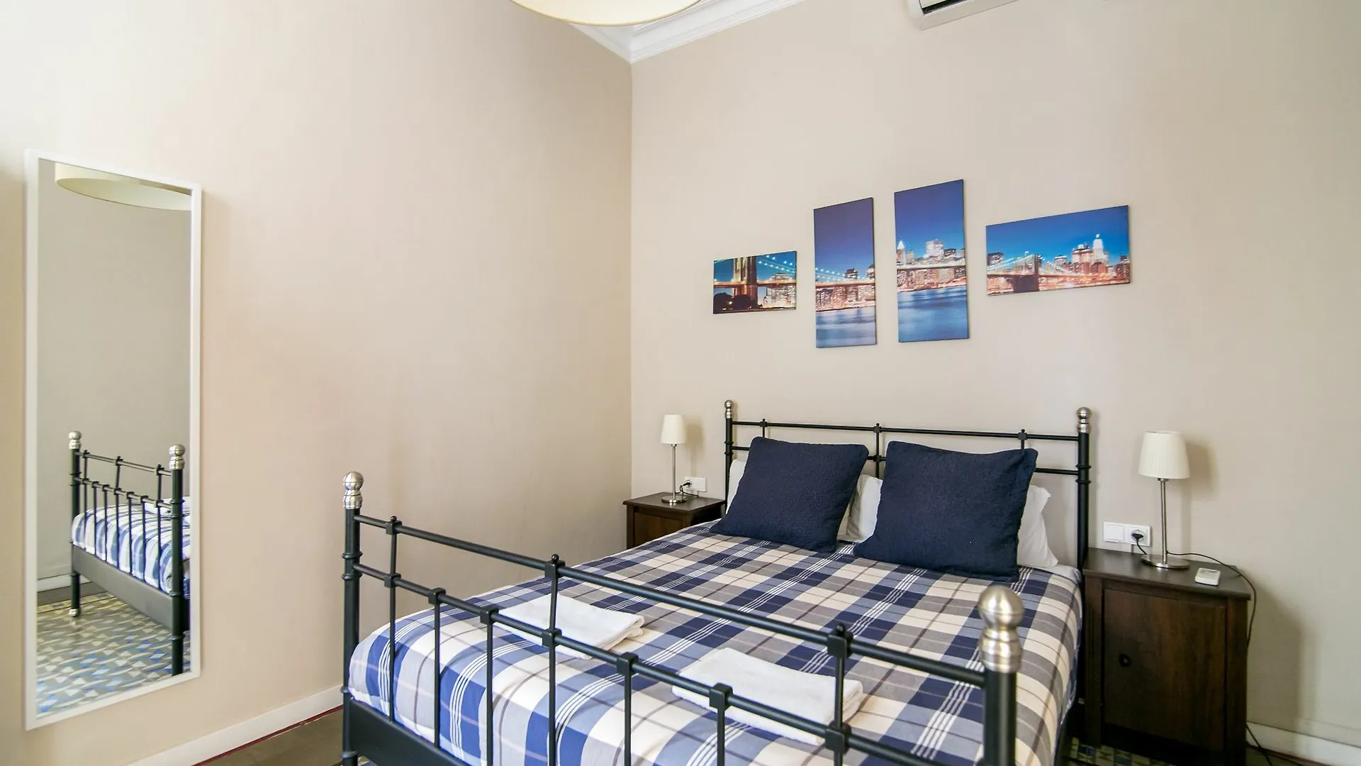 Placa Universitat Apartments برشلونة